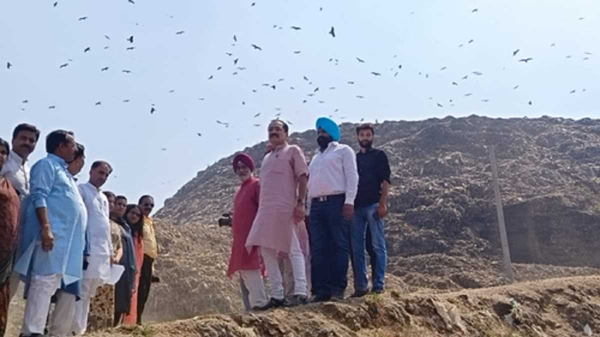 दिल्ली में कूड़े की राजनीति, भाजपा बोली : झूठे सपने दिखाने के लिए दिल्ली वालों से माफी मांगे केजरीवाल